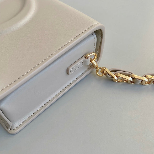 SIGNATURE CHAIN BAG 21 IN BEIGE CALFSKIN