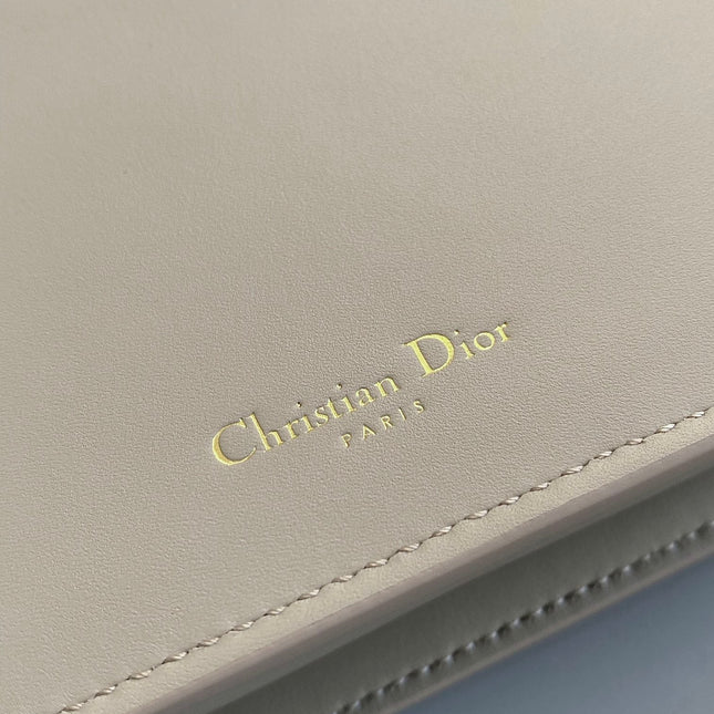 SIGNATURE CHAIN BAG 21 IN BEIGE CALFSKIN