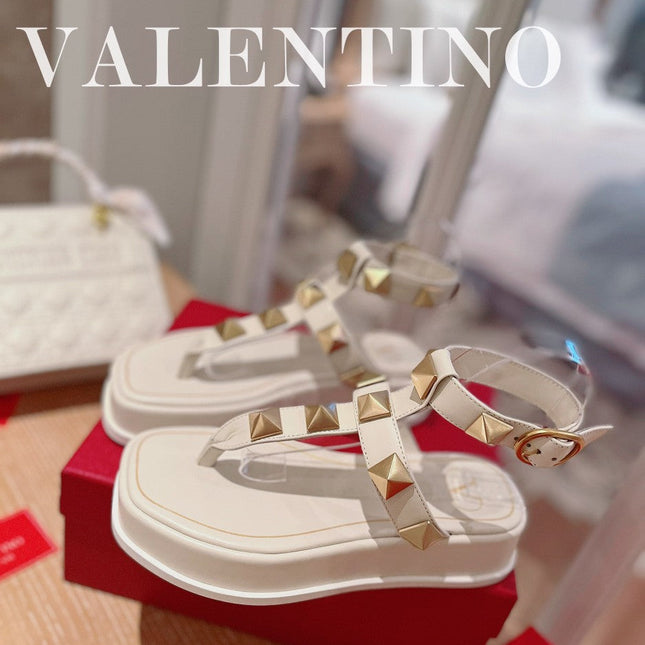 ROCKSTUD THONG SANDALS IN WHITE CALFSKIN
