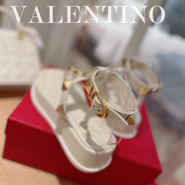ROCKSTUD THONG SANDALS IN WHITE CALFSKIN