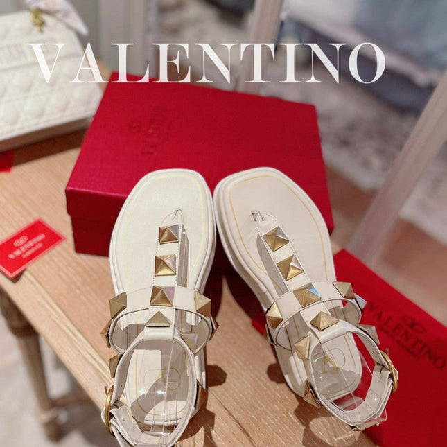 ROCKSTUD THONG SANDALS IN WHITE CALFSKIN