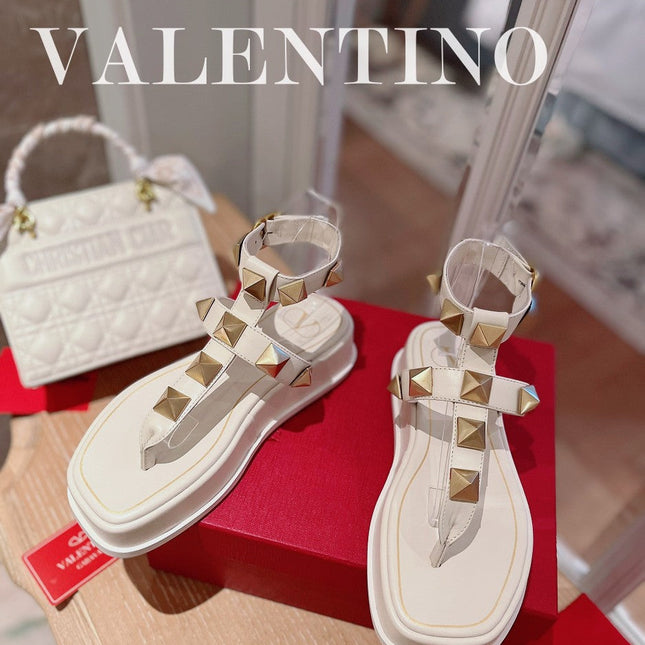 ROCKSTUD THONG SANDALS IN WHITE CALFSKIN