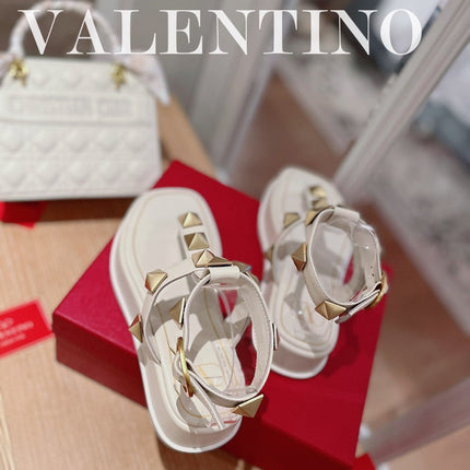 ROCKSTUD THONG SANDALS IN WHITE CALFSKIN