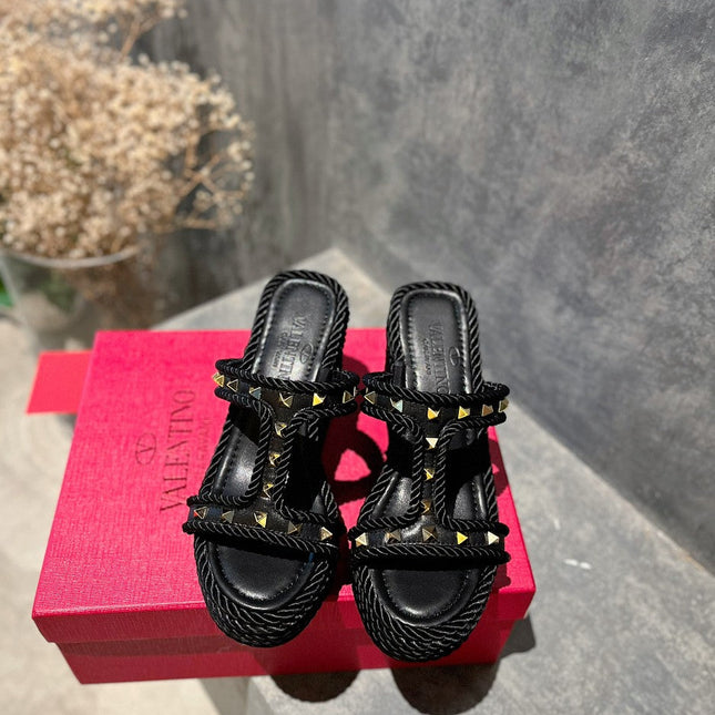 ROCKSTUD LAMINATED NAPPA WEDGE SANDAL 100 MM BLACK