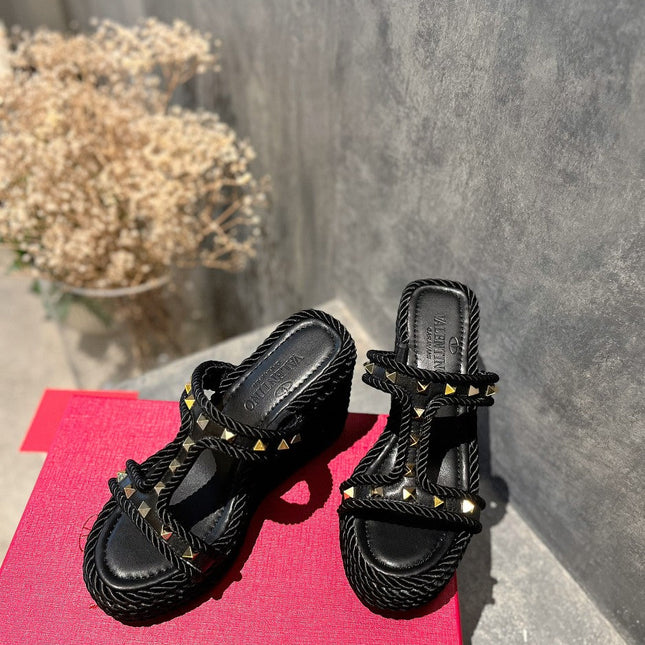 ROCKSTUD LAMINATED NAPPA WEDGE SANDAL 100 MM BLACK