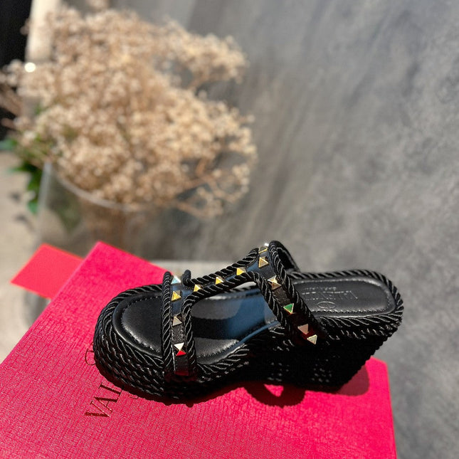 ROCKSTUD LAMINATED NAPPA WEDGE SANDAL 100 MM BLACK