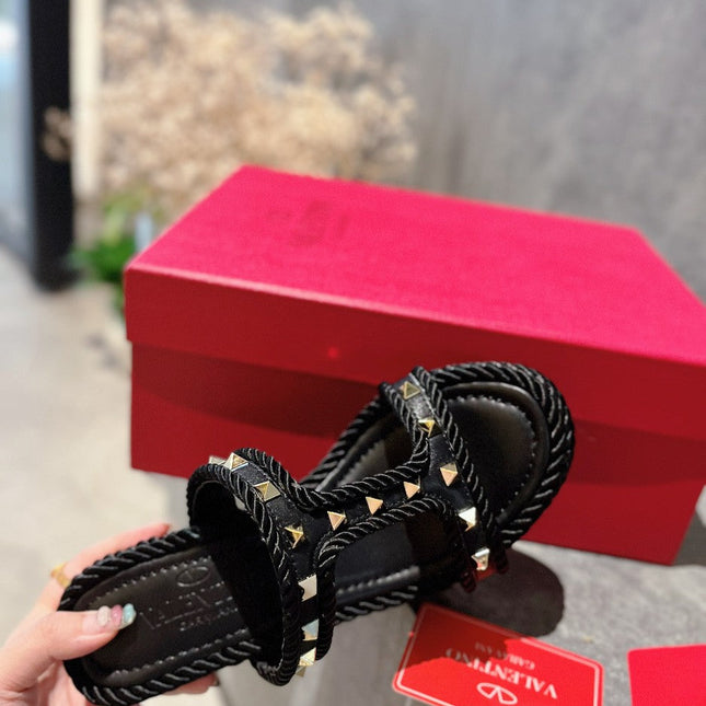 ROCKSTUD LAMINATED NAPPA WEDGE SANDAL 100 MM BLACK