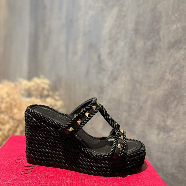 ROCKSTUD LAMINATED NAPPA WEDGE SANDAL 100 MM BLACK
