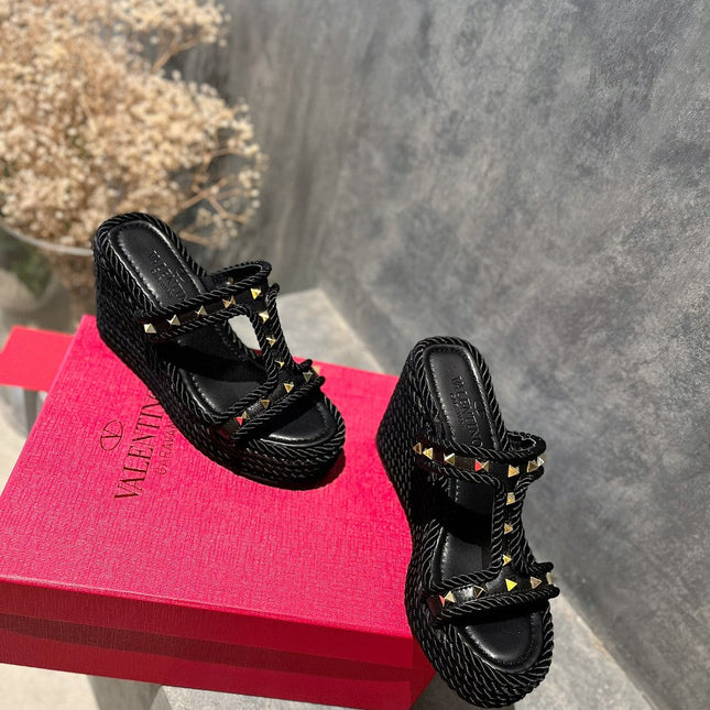 ROCKSTUD LAMINATED NAPPA WEDGE SANDAL 100 MM BLACK