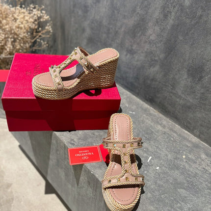 ROCKSTUD LAMINATED NAPPA WEDGE SANDAL 100 MM ROSE BROWN