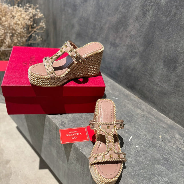 ROCKSTUD LAMINATED NAPPA WEDGE SANDAL 100 MM ROSE BROWN