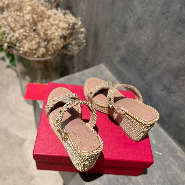 ROCKSTUD LAMINATED NAPPA WEDGE SANDAL 100 MM ROSE BROWN