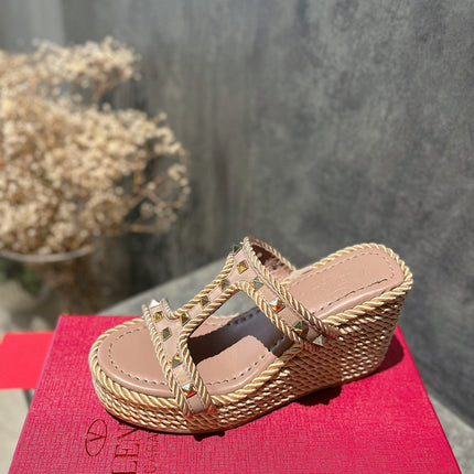ROCKSTUD LAMINATED NAPPA WEDGE SANDAL 100 MM ROSE BROWN