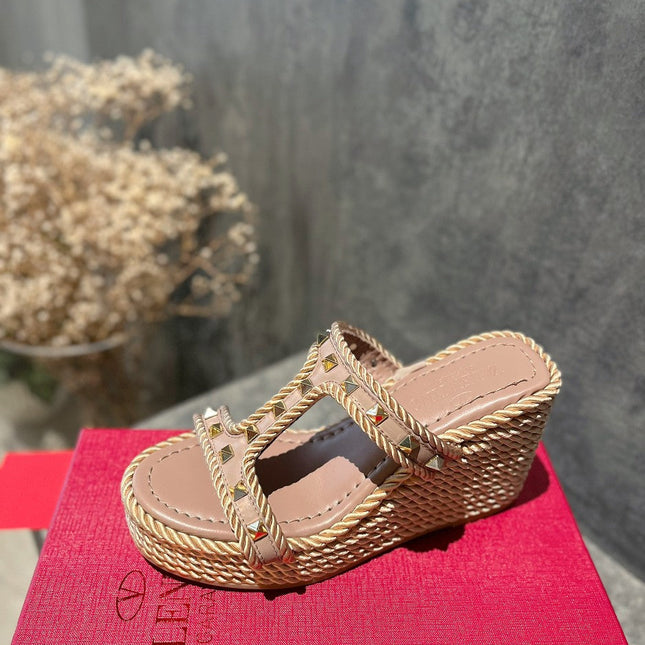 ROCKSTUD LAMINATED NAPPA WEDGE SANDAL 100 MM ROSE BROWN