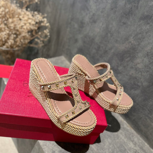 ROCKSTUD LAMINATED NAPPA WEDGE SANDAL 100 MM ROSE BROWN