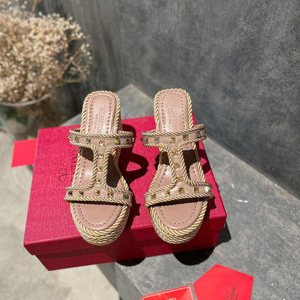 ROCKSTUD LAMINATED NAPPA WEDGE SANDAL 100 MM ROSE BROWN