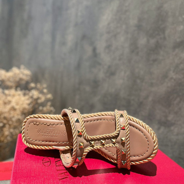 ROCKSTUD LAMINATED NAPPA WEDGE SANDAL 100 MM ROSE BROWN