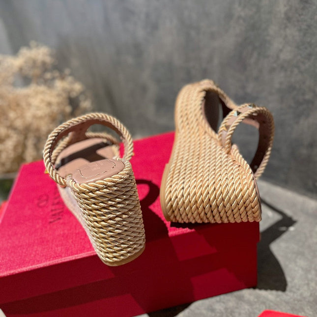 ROCKSTUD LAMINATED NAPPA WEDGE SANDAL 100 MM ROSE BROWN