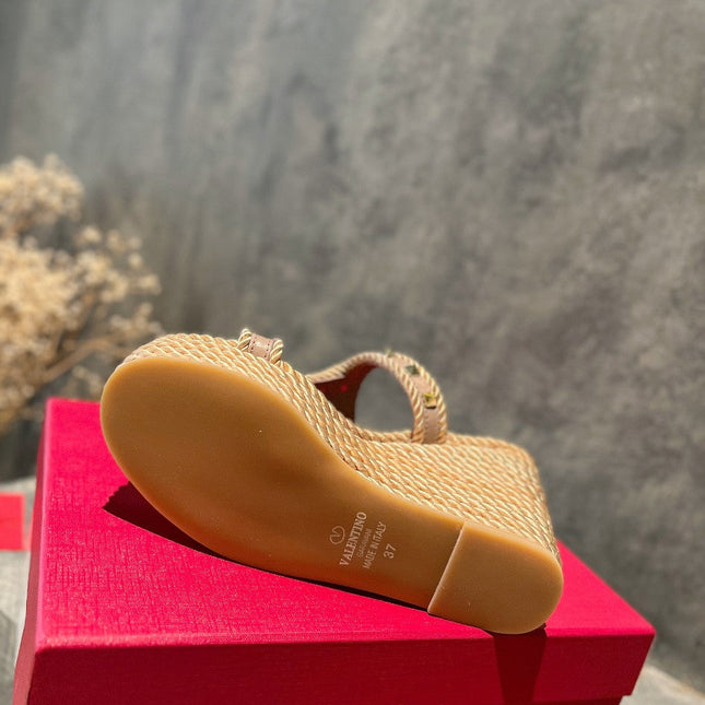 ROCKSTUD LAMINATED NAPPA WEDGE SANDAL 100 MM ROSE BROWN