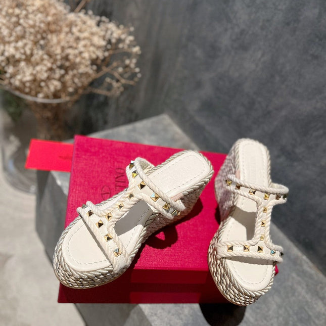 ROCKSTUD LAMINATED NAPPA WEDGE SANDAL 100 MM WHITE
