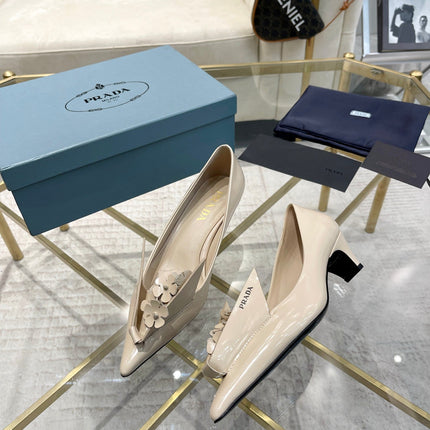 MEDIUM HEEL PUMPS IN BEIGE PATENT CALFSKIN ATTACHED CREATIVE FLOWERS