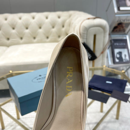 MEDIUM HEEL PUMPS IN BEIGE PATENT CALFSKIN ATTACHED CREATIVE FLOWERS