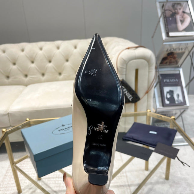 MEDIUM HEEL PUMPS IN BEIGE PATENT CALFSKIN ATTACHED CREATIVE FLOWERS