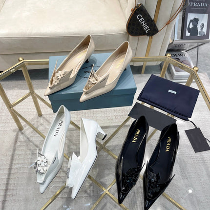 MEDIUM HEEL PUMPS IN BEIGE PATENT CALFSKIN ATTACHED CREATIVE FLOWERS