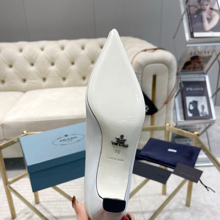 MEDIUM HEEL PUMPS IN WHITE PATENT CALFSKIN ATTACHED CREATIVE FLOWERS