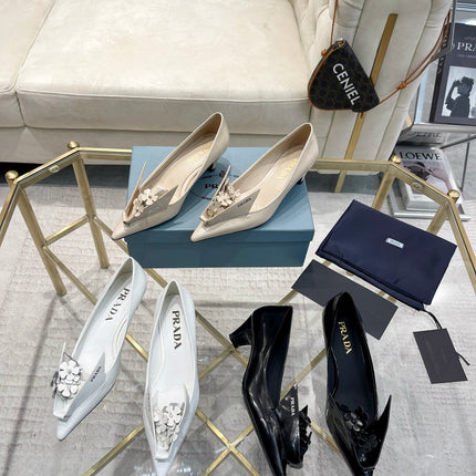 MEDIUM HEEL PUMPS IN WHITE PATENT CALFSKIN ATTACHED CREATIVE FLOWERS