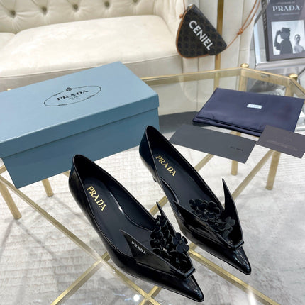 MEDIUM HEEL PUMPS ATTACHED CREATIVE FLOWERS IN BLACK PATENT CALFSKIN