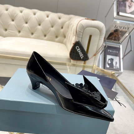 MEDIUM HEEL PUMPS ATTACHED CREATIVE FLOWERS IN BLACK PATENT CALFSKIN