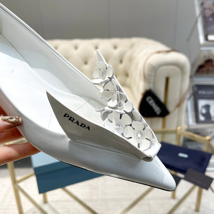 BALLET FLATS ATTACHED CREATIVE FLOWERS IN WHITE PATENT CALFSKIN