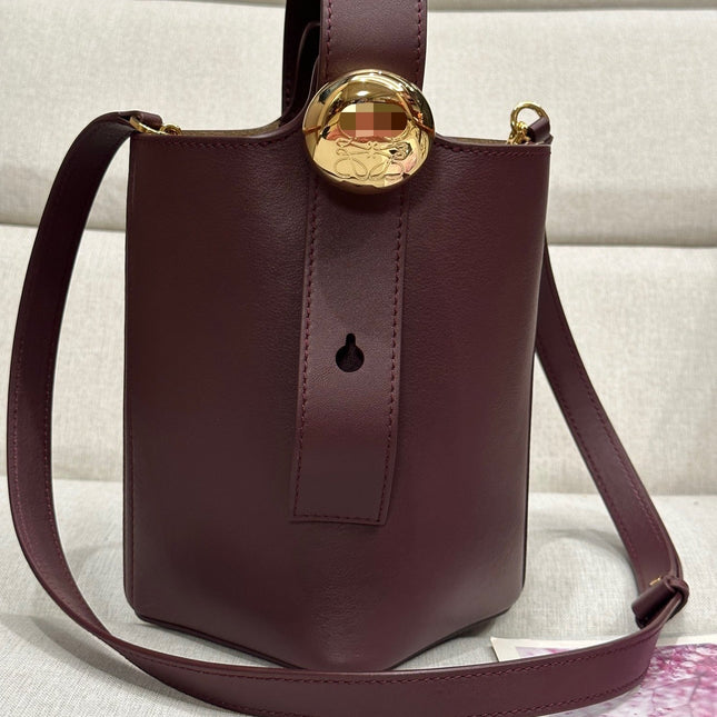 LOE MINI 19 PEBBLE BUCKET IN DARK BURGUNDY MELLOW CALFSKIN