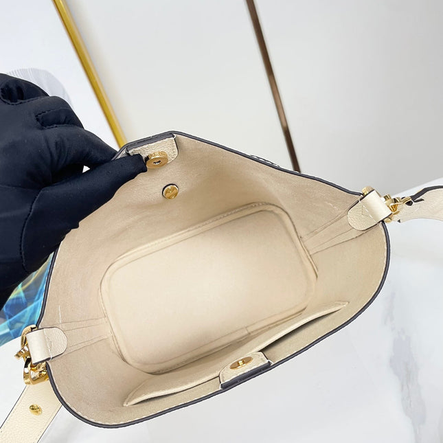LOCK AND WALK 20 IN CREAM GRAINED CALFSKIN GOLD HARDWARE