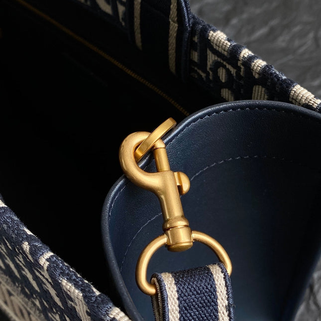 MEDIUM BOOK TOTE 36 BLUE OBLIQUE EMBROIDERY