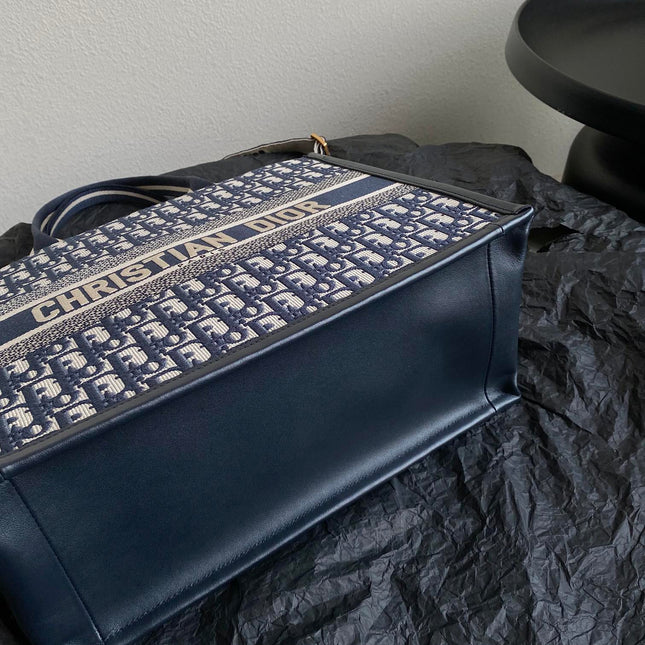 MEDIUM BOOK TOTE 36 BLUE OBLIQUE EMBROIDERY