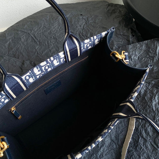 MEDIUM BOOK TOTE 36 BLUE OBLIQUE EMBROIDERY