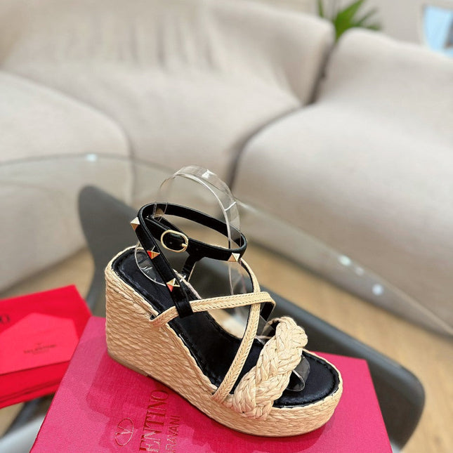 GARAVANI ROCKSTUD WEDGE SANDALS IN BLACK CALFSKIN AND BEIGE RAFFIA