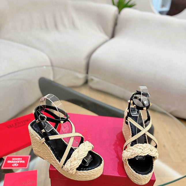 GARAVANI ROCKSTUD WEDGE SANDALS IN BLACK CALFSKIN AND BEIGE RAFFIA