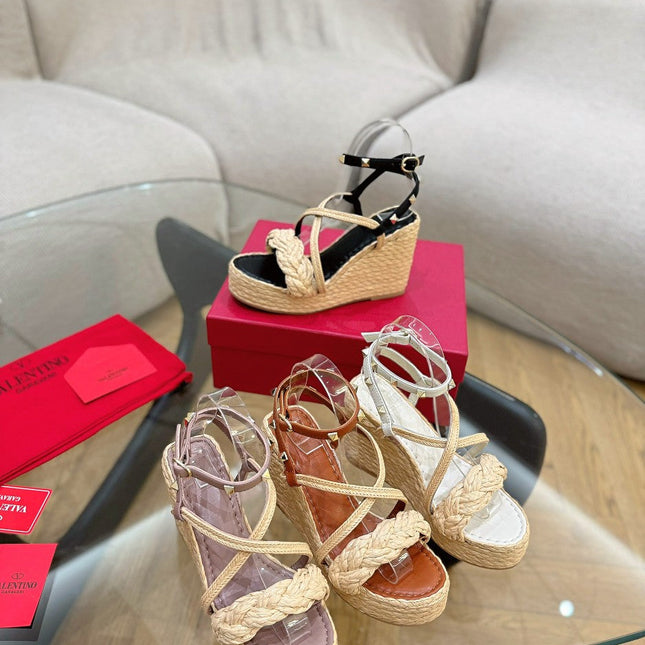 GARAVANI ROCKSTUD WEDGE SANDALS IN BLACK CALFSKIN AND BEIGE RAFFIA