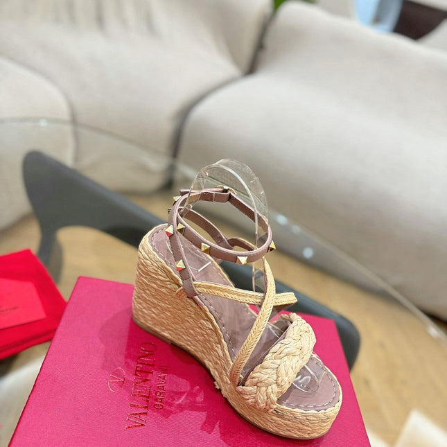 GARAVANI ROCKSTUD WEDGE SANDALS IN ROSY BROWN CALFSKIN AND BEIGE RAFFIA