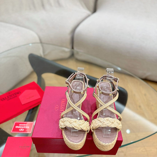 GARAVANI ROCKSTUD WEDGE SANDALS IN ROSY BROWN CALFSKIN AND BEIGE RAFFIA