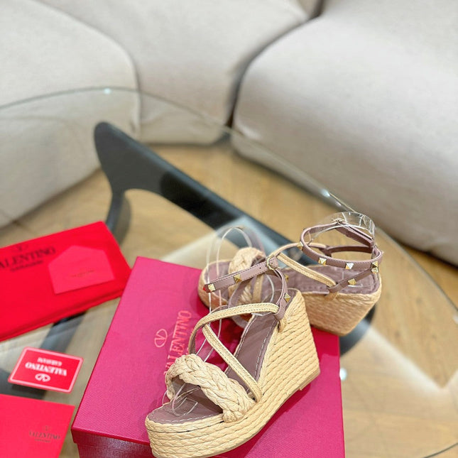 GARAVANI ROCKSTUD WEDGE SANDALS IN ROSY BROWN CALFSKIN AND BEIGE RAFFIA