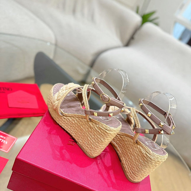 GARAVANI ROCKSTUD WEDGE SANDALS IN ROSY BROWN CALFSKIN AND BEIGE RAFFIA