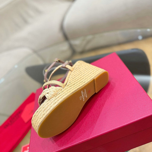 GARAVANI ROCKSTUD WEDGE SANDALS IN ROSY BROWN CALFSKIN AND BEIGE RAFFIA