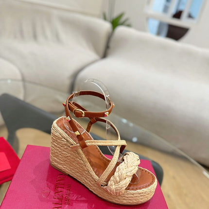 GARAVANI ROCKSTUD WEDGE SANDALS IN BRONZE BROWN CALFSKIN AND BEIGE RAFFIA