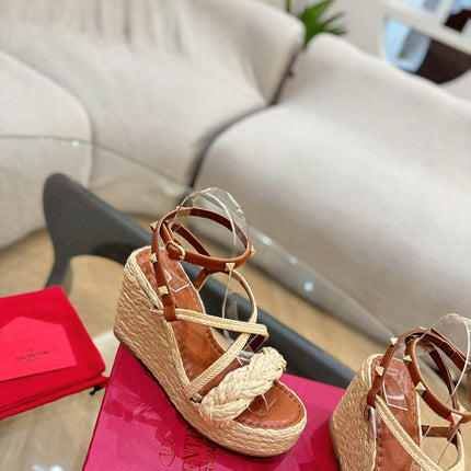 GARAVANI ROCKSTUD WEDGE SANDALS IN BRONZE BROWN CALFSKIN AND BEIGE RAFFIA