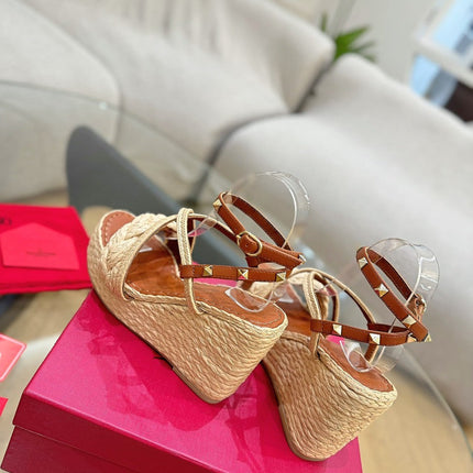 GARAVANI ROCKSTUD WEDGE SANDALS IN BRONZE BROWN CALFSKIN AND BEIGE RAFFIA