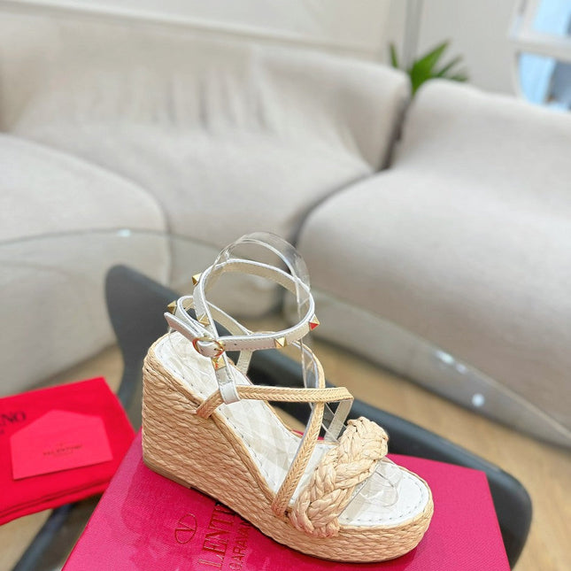 GARAVANI ROCKSTUD WEDGE SANDALS IN WHITE CALFSKIN AND BEIGE RAFFIA